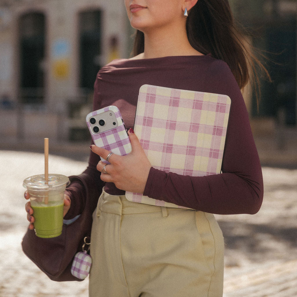 Funda para AirPods, Kindle y iPhone Lilac Meadow — InstaCase Portugal