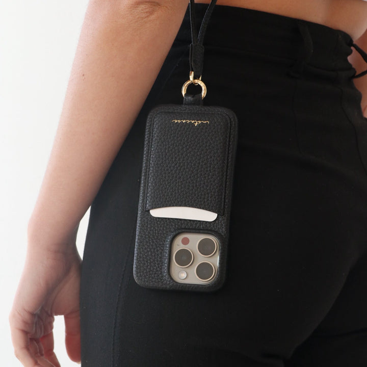 Funda para iPhone «The Sling» en piel Black Caviar con asa — InstaCase Portugal
